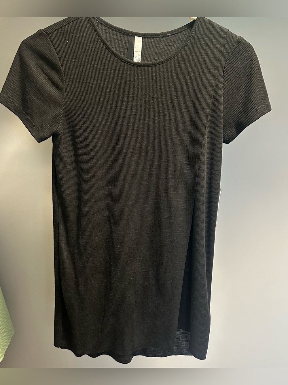 KENSIE size XS BLACK Short-Sleeve Ribbed Top with Drape Overlay.